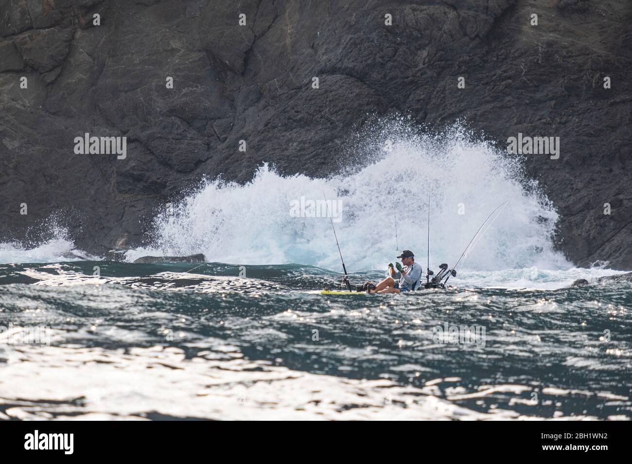 Homme dans un kayak de pêche dans l'océan Pacifique, Costa Rica Banque D'Images