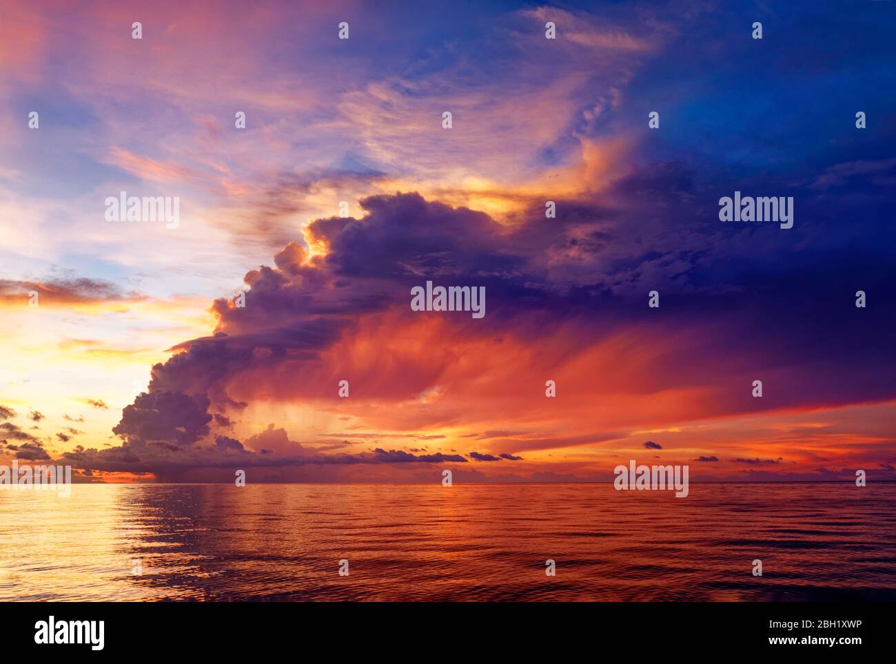 Grand orage après le coucher du soleil, ciel spectaculaire du soir, symbole calme devant la tempête, Océan Pacifique, Lac Sulu, Tubbataha Reef National Marine Banque D'Images