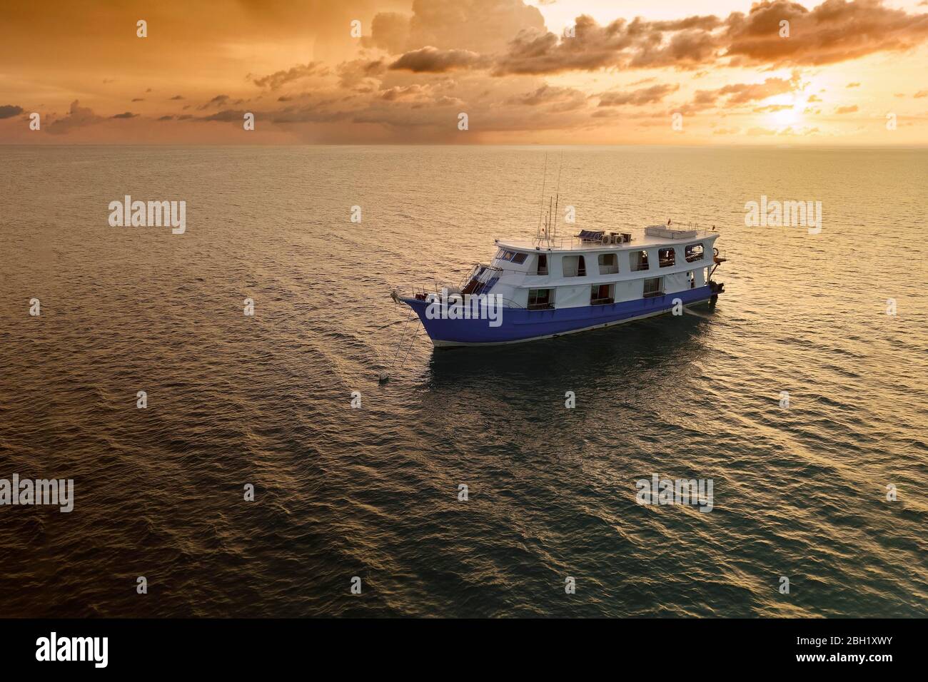 Bateau à voile Narayana, bateau de plongée, à Anchor, Océan Pacifique, Mer Sulu, Parc marin national du récif de Tubbataha, province de Palawan, Philippines Banque D'Images