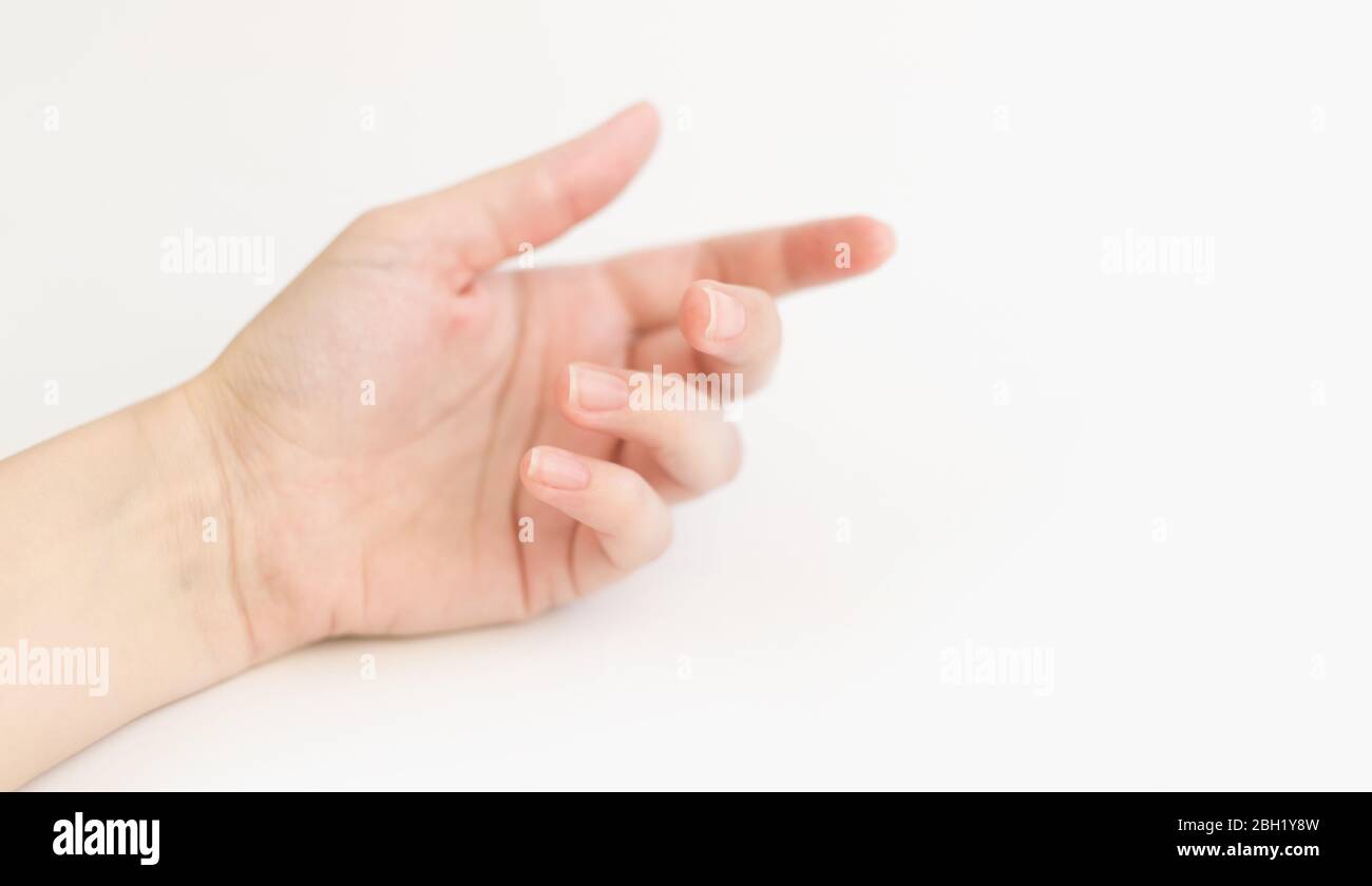 Gros plan main de femme avec ongles forme de carré mou tient quelque chose  dans les doigts. Femelle conserve l'objet virtuel. Soins des ongles à la  maison. Copier l'espace Photo Stock -