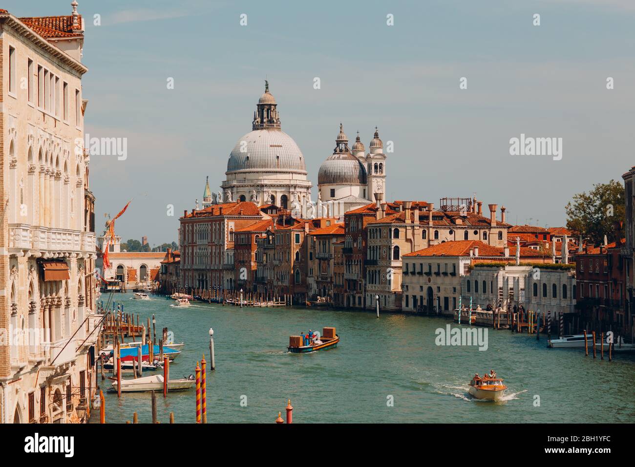 Ancienne cathédrale de Santa Maria della Salute et Grand Canal à Venise, Italie Banque D'Images