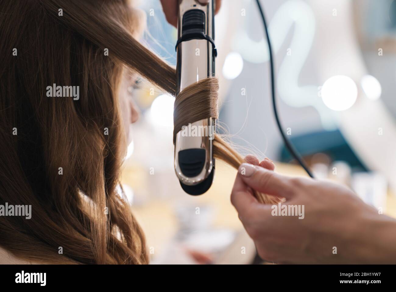 Gros plan sur un salon de coiffure qui fait des cheveux dans le salon de beauté Banque D'Images