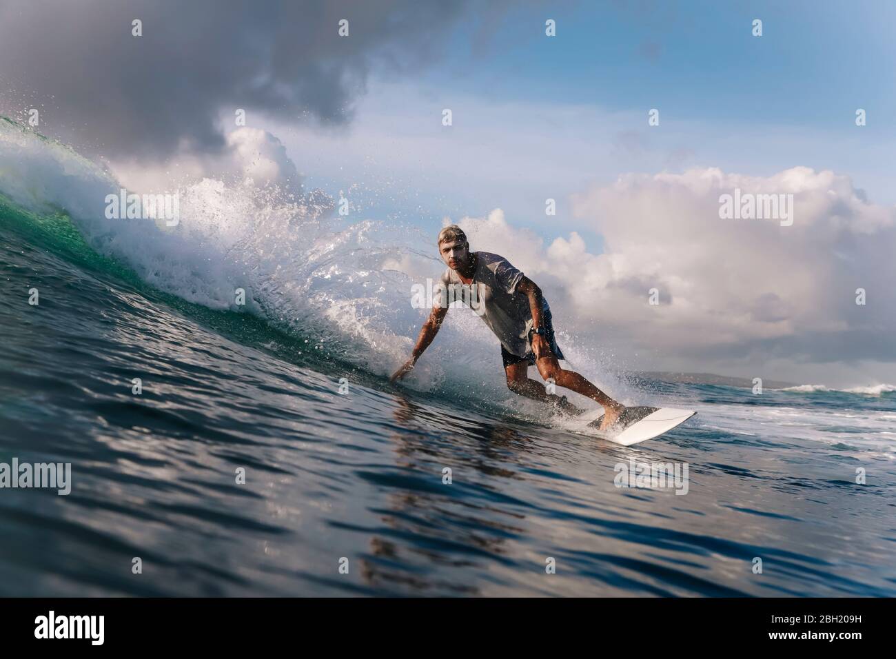 Surfeur sur une vague, Bali, Indonésie Banque D'Images