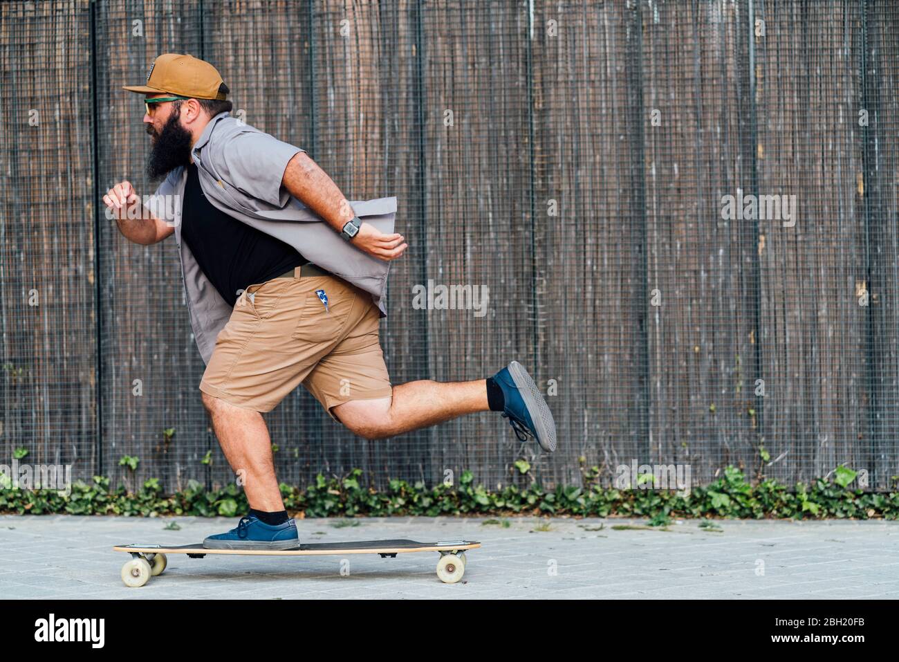 Homme mature skateboard Banque D'Images