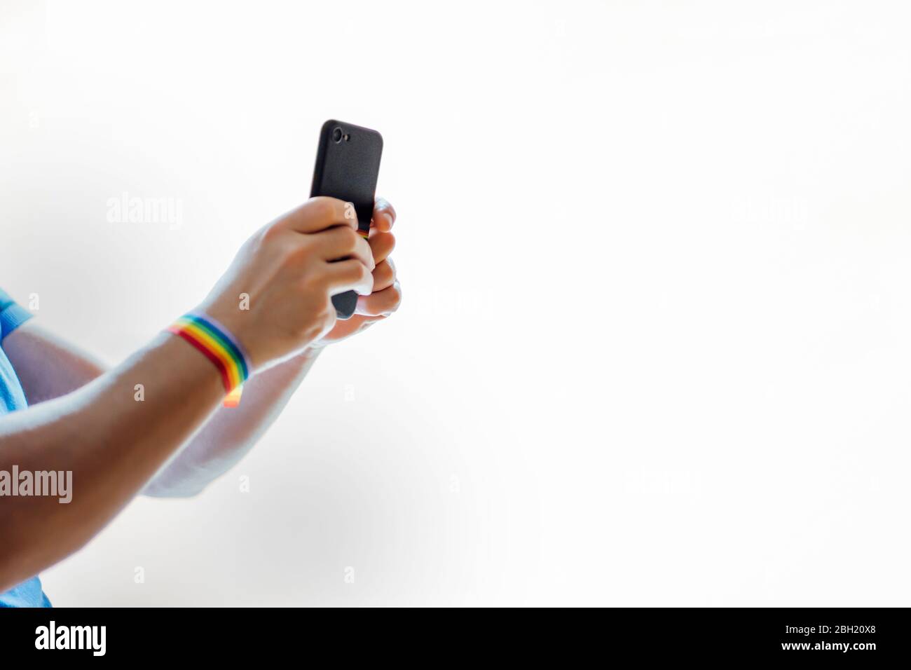 Médecin avec masque, avec smartphone Banque D'Images