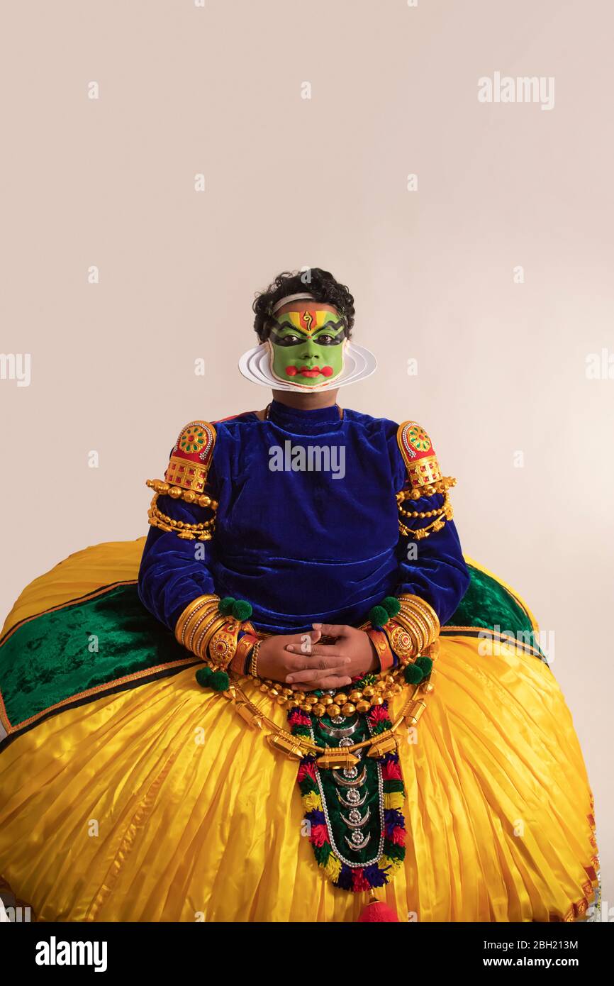 Danseuse Kathakali dans son costume traditionnel. Banque D'Images