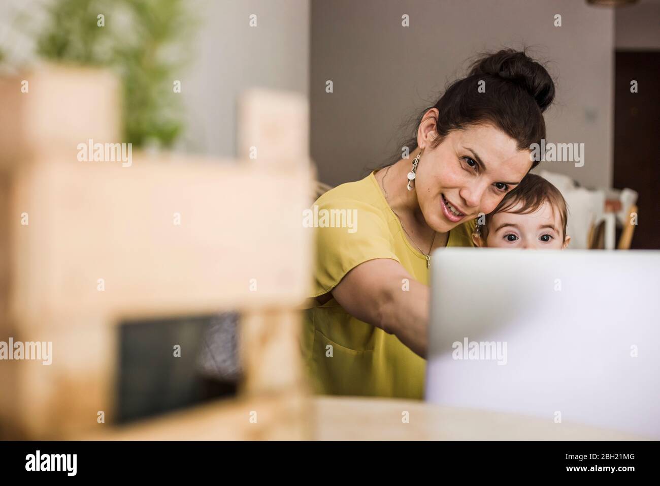 Mère et son bébé garçon pendant un appel vidéo sur ordinateur portable à la maison Banque D'Images