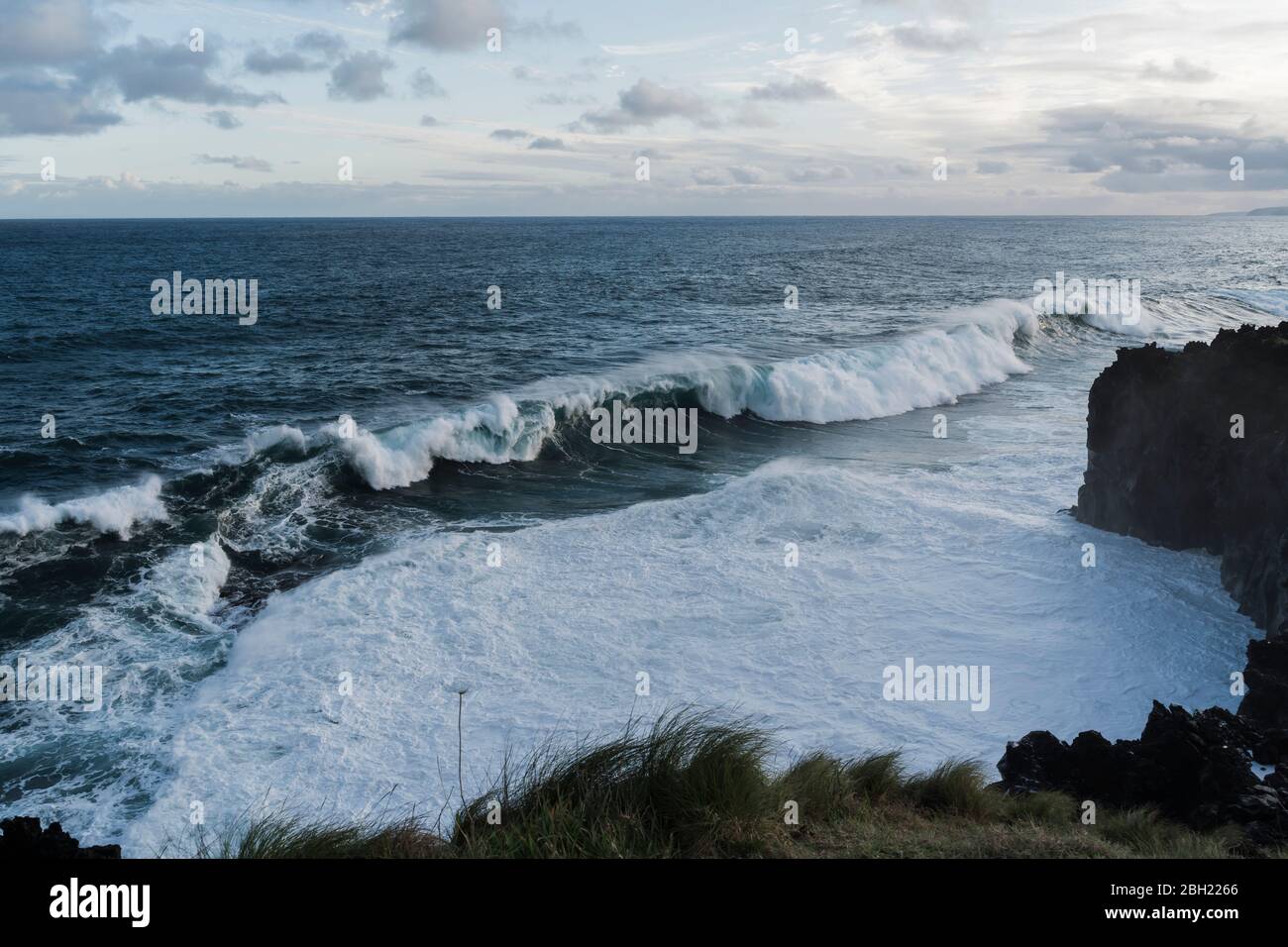 Vagues de rupture sur la côte, île de Sao Miguel, Açores, Portugal Banque D'Images
