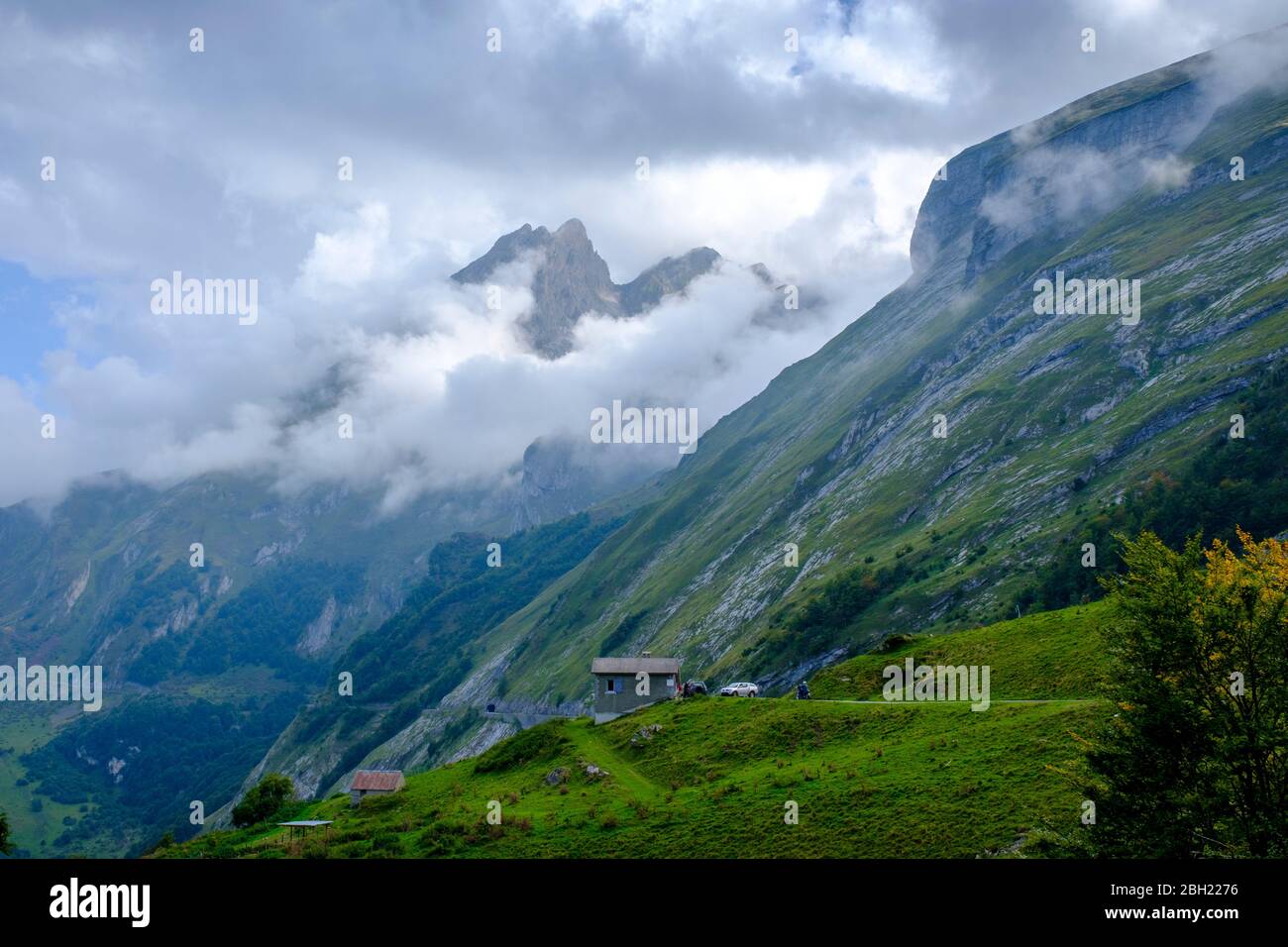 France, Hautes-Pyrénées, vue panoramique des nuages sur le pic de Gabizos Banque D'Images