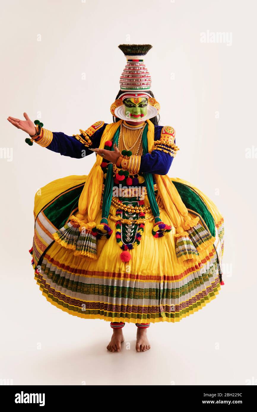 Danseuse Kathakali dansant devant un fond blanc. Banque D'Images