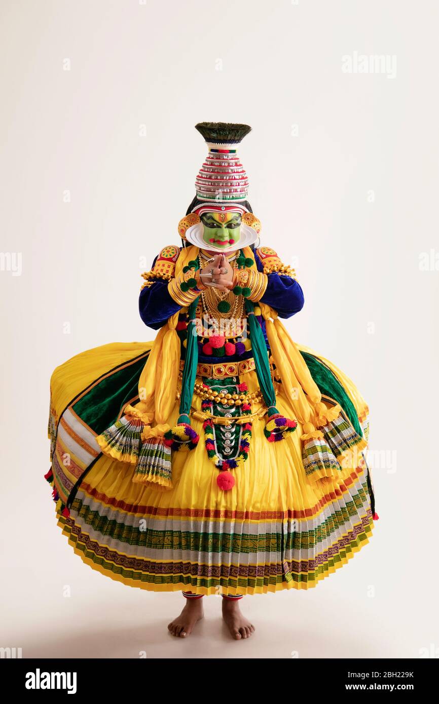 Danseuse Kathakali dansant devant un fond blanc. Banque D'Images
