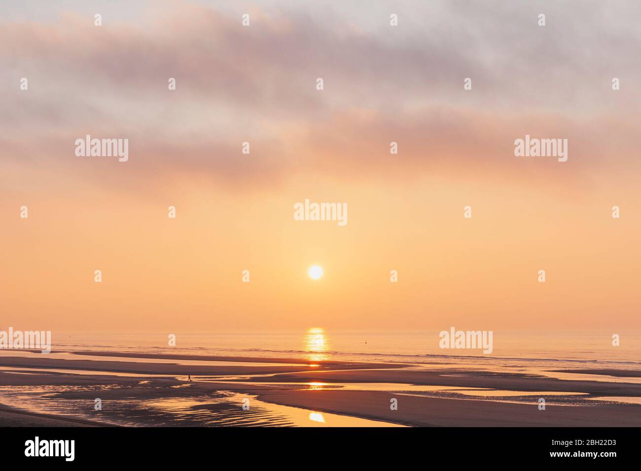Vue panoramique sur le ciel orange au coucher du soleil, côte de la mer du Nord, Flandre, Belgique Banque D'Images
