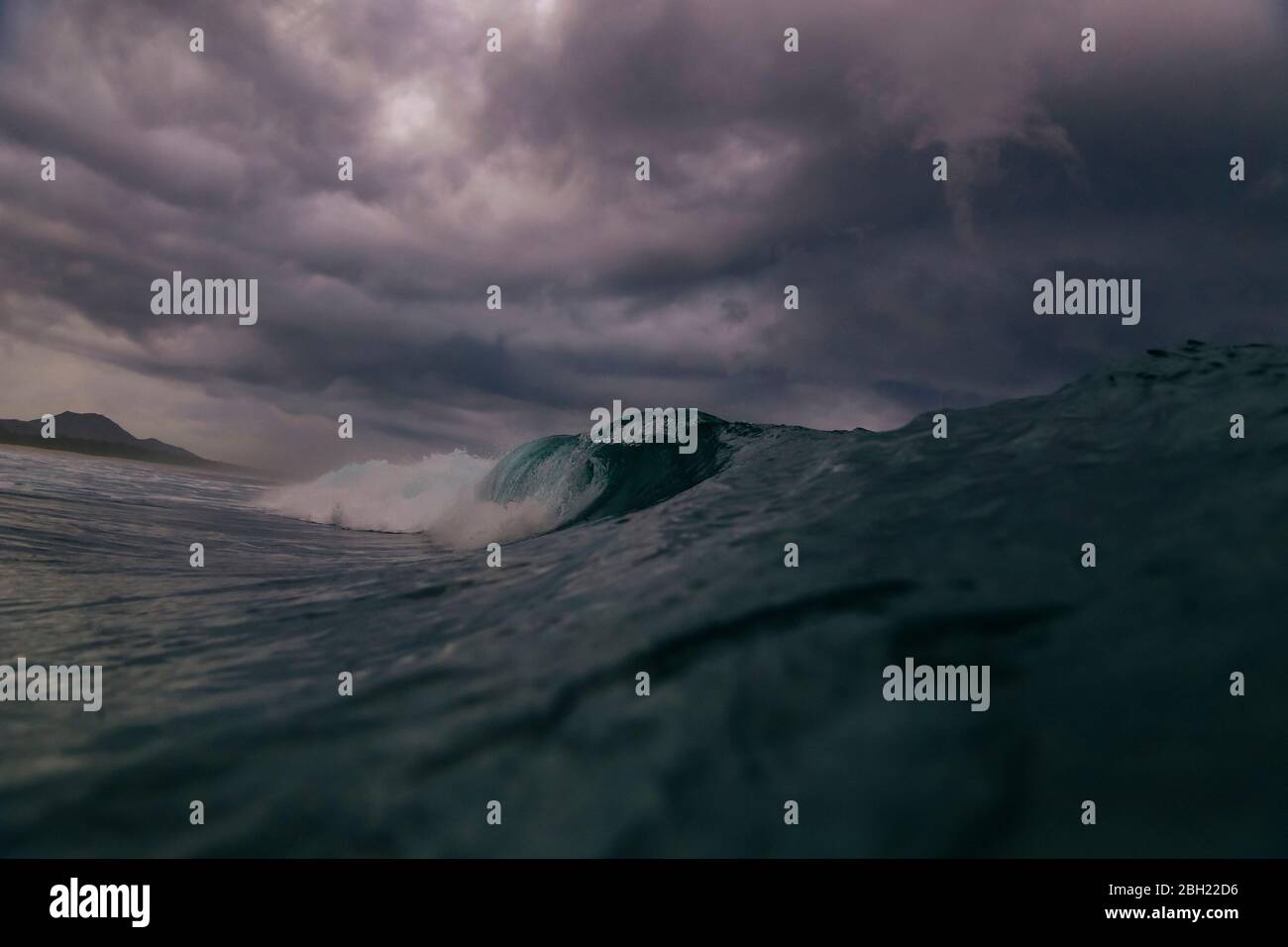 Vague à l'heure de la pluie, Sumbawa, Indonésie Banque D'Images