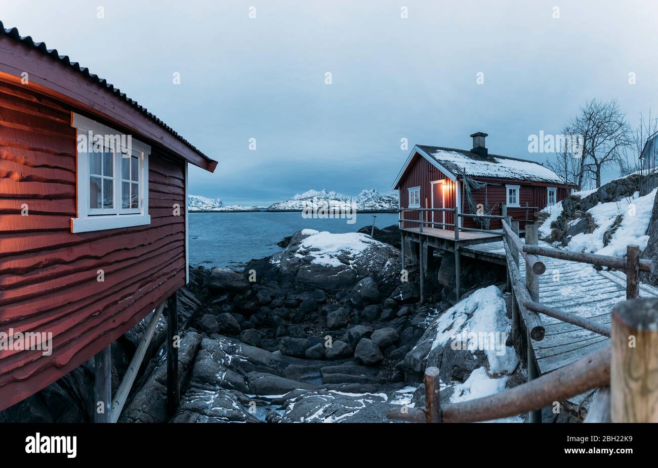 Cabanes de pêche sur la côte, Lofoten, Norvège Banque D'Images