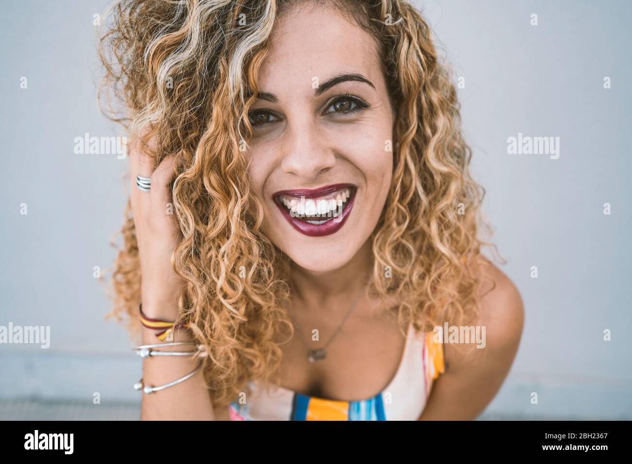Portrait of happy young woman with blonde anglaises Banque D'Images
