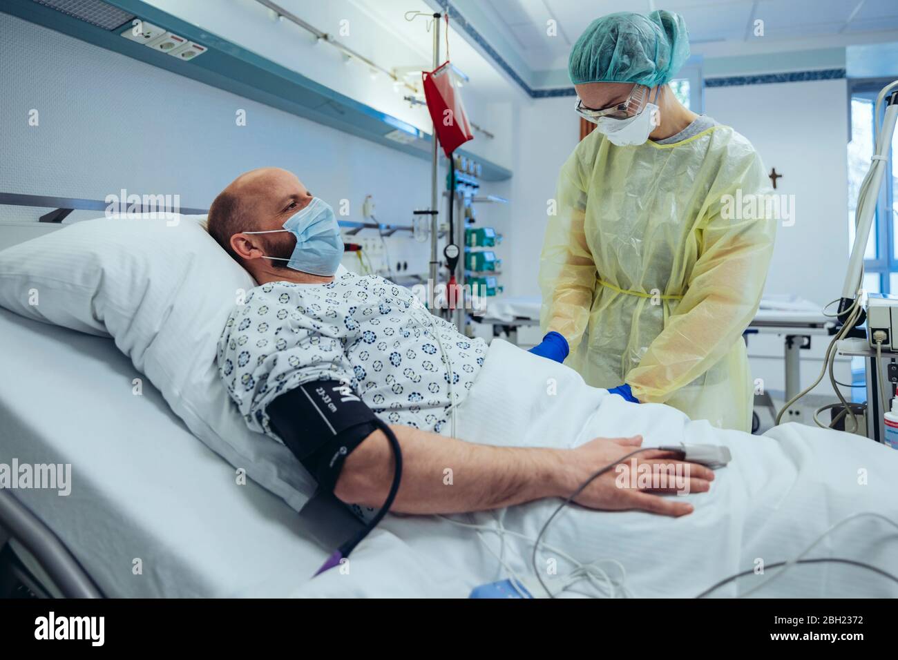 Médecin traitant le patient dans l'unité de soins d'urgence d'un hôpital prenant un échantillon de sang Banque D'Images