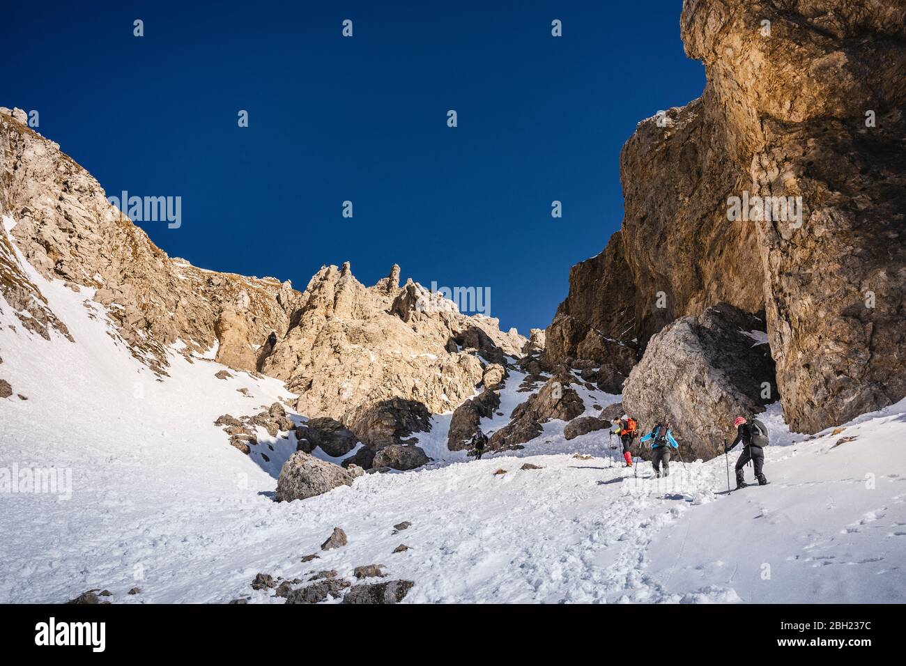 Groupe de alpinistes grimpant un goulet, Alpes Orobie, Lecco, Italie Banque D'Images
