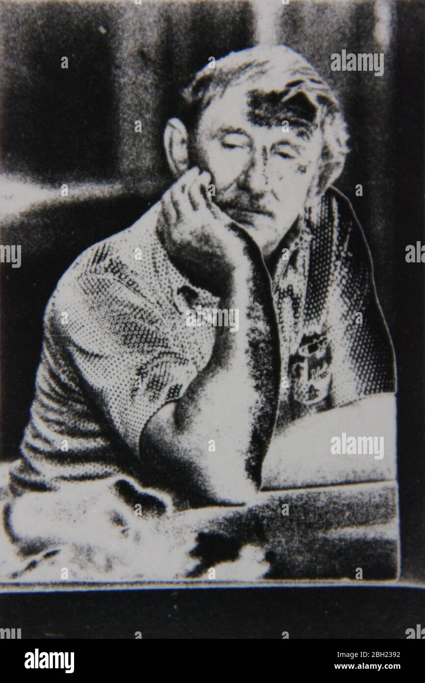 Photo extrême noir et blanc vintage des années 70 portrait d'un homme de mélancolie âgé pensant à la vie Banque D'Images