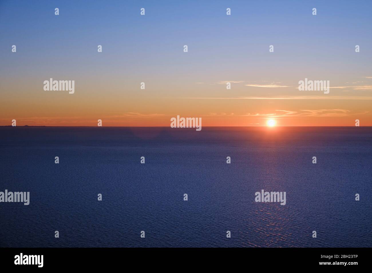 Espagne, Majorque, Pollenca, lever du soleil sur la mer Méditerranée Banque D'Images