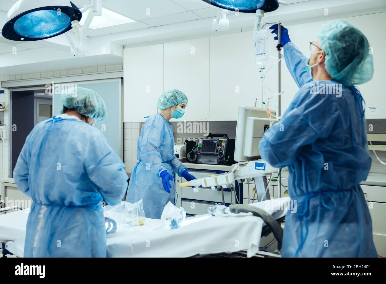 Médecin préparant un perfusion IV dans la salle de traumatologie d'un hôpital Banque D'Images