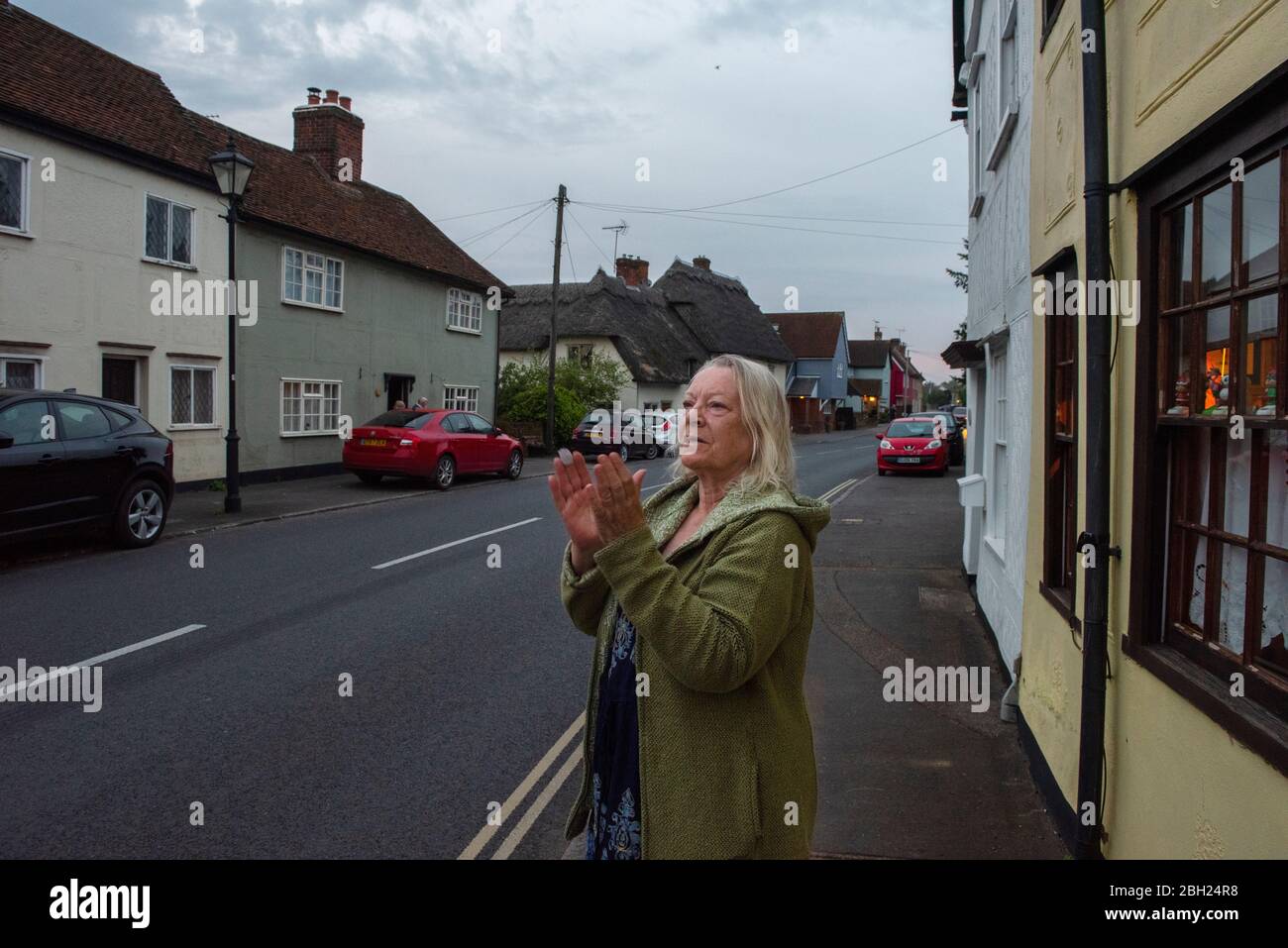 Thaxted Essex Angleterre. Applaudiez à 20:00 jeudi soir pour soutenir les travailleurs de la santé du NHS 16 avril 2020 Banque D'Images