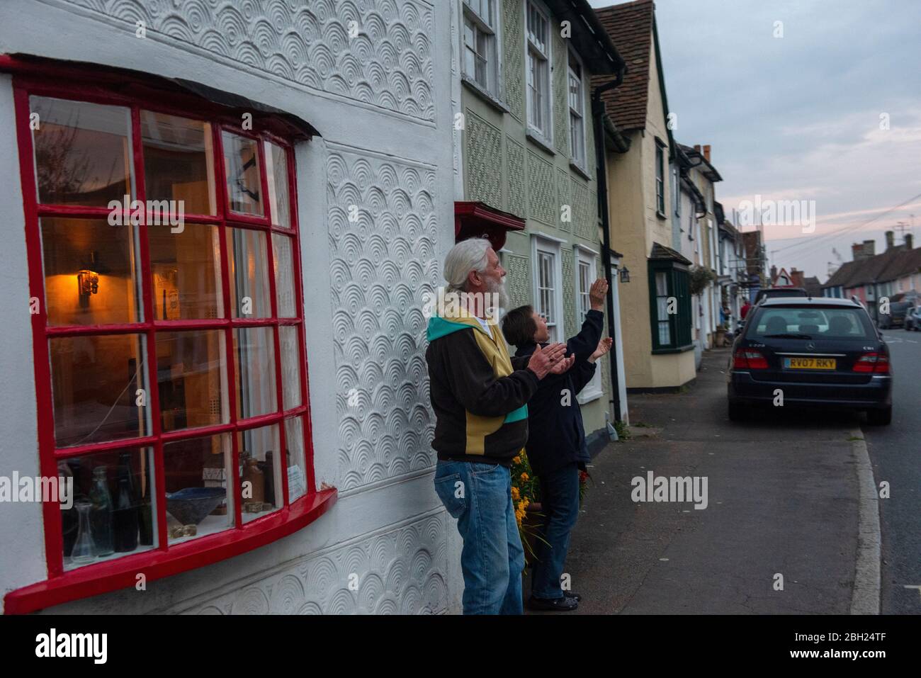 Thaxted Essex Angleterre. Applaudiez à 20:00 jeudi soir pour soutenir les travailleurs de la santé du NHS 16 avril 2020 Banque D'Images