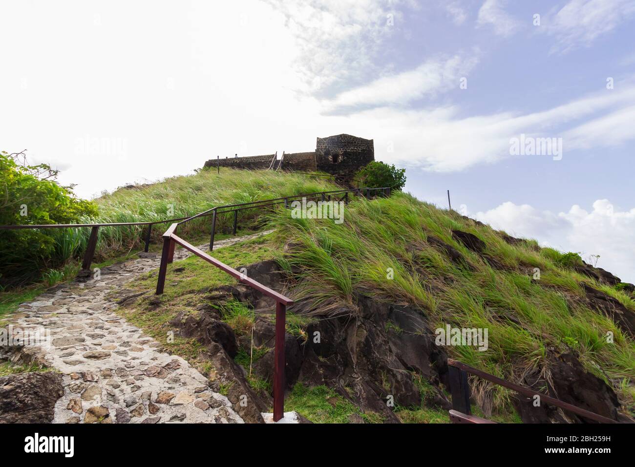 Une vue sur un chemin vers fort Rodney et le beau ciel bleu nuageux de la base Banque D'Images