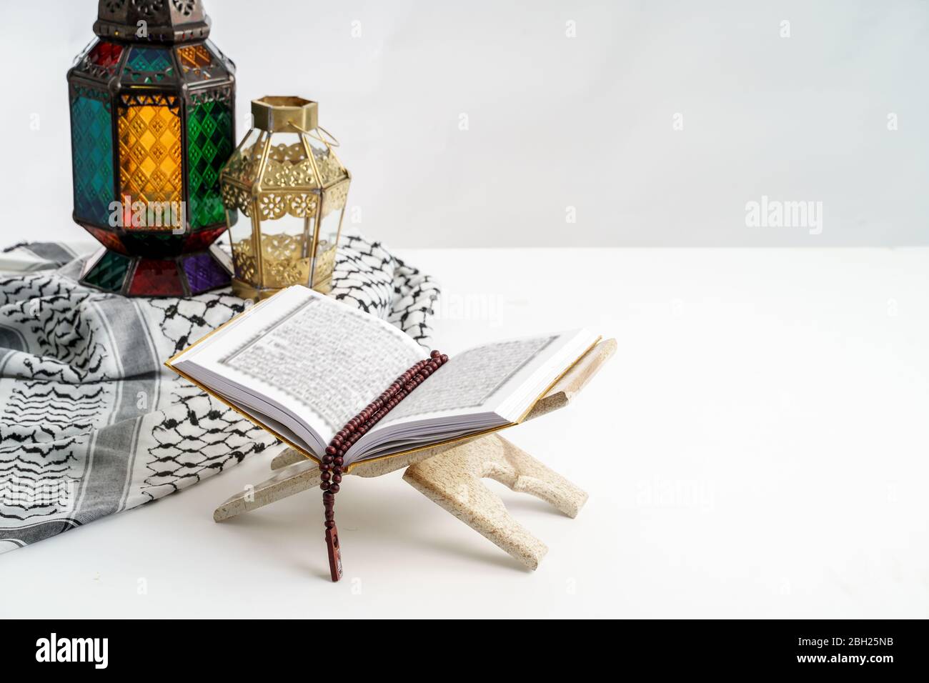 saint coran et lanterne arabe pour fond eid moubarak Banque D'Images