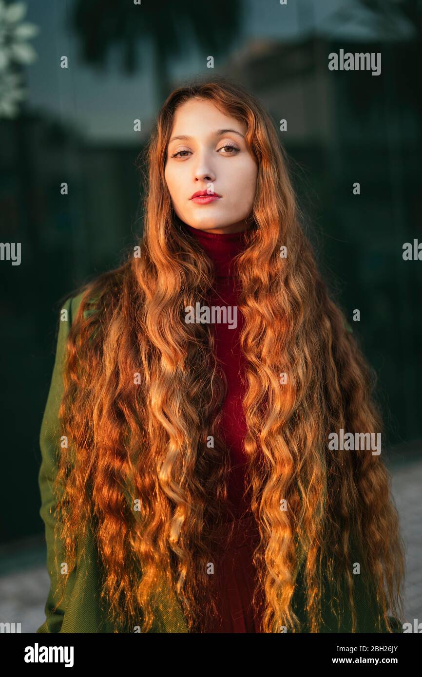 Portrait de jeune femme rousse avec des lèvres rouge Banque D'Images