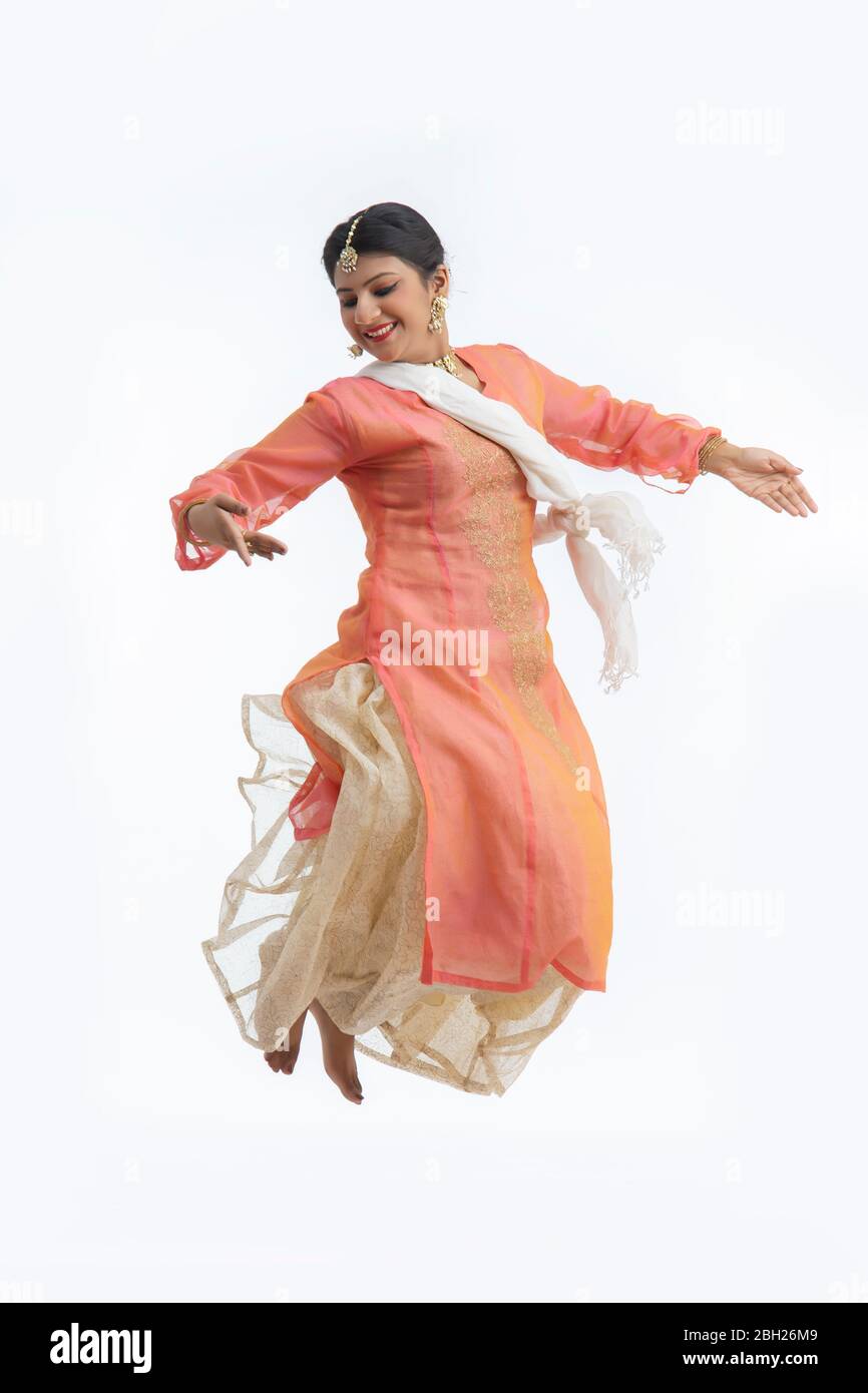 Danseuse Kathak sautant dans l'air. Banque D'Images