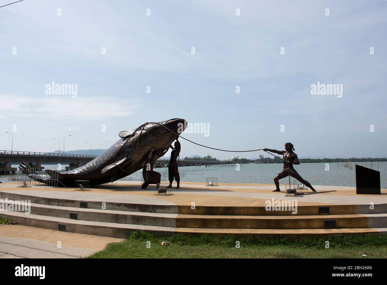 SONGKHLA, THAÏLANDE - 16 AOÛT : statue de l'aquaculture des pêcheurs au bord du jardin Songkhla plus grand lac naturel près du temple Wat Lam Por à Koh Yo isla Banque D'Images