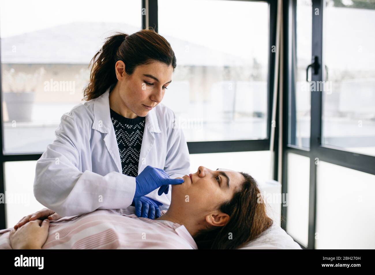 Femme recevant un traitement de beauté en pratique médicale Banque D'Images
