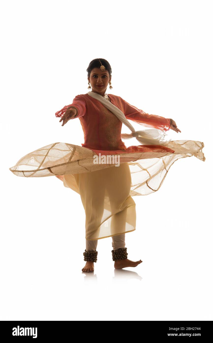 Belle danseuse de kathak se exécutant sur un fond blanc. Banque D'Images