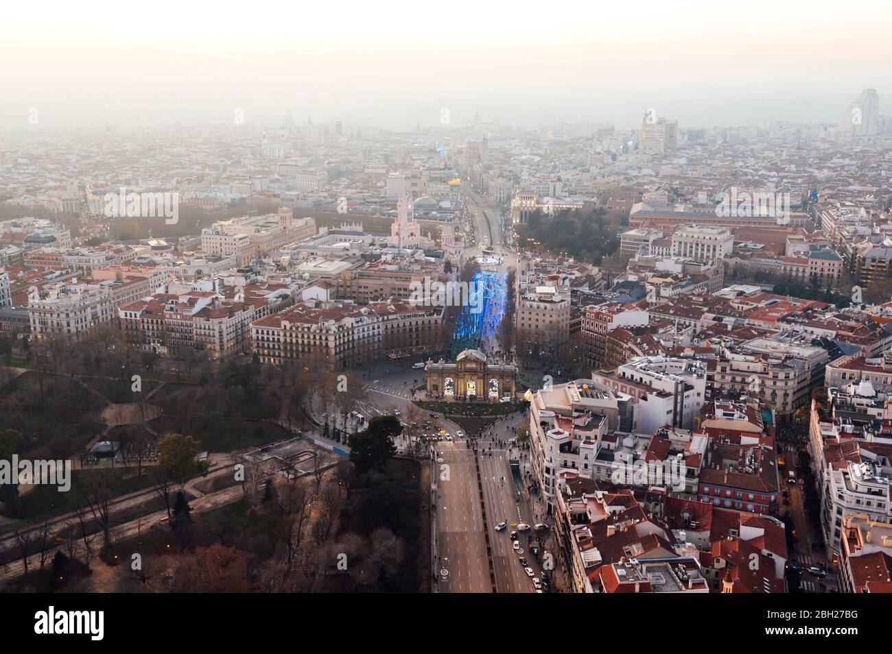 Espagne, Madrid, vue en hélicoptère de l'arche triomphale de Puerta de Alcala Banque D'Images