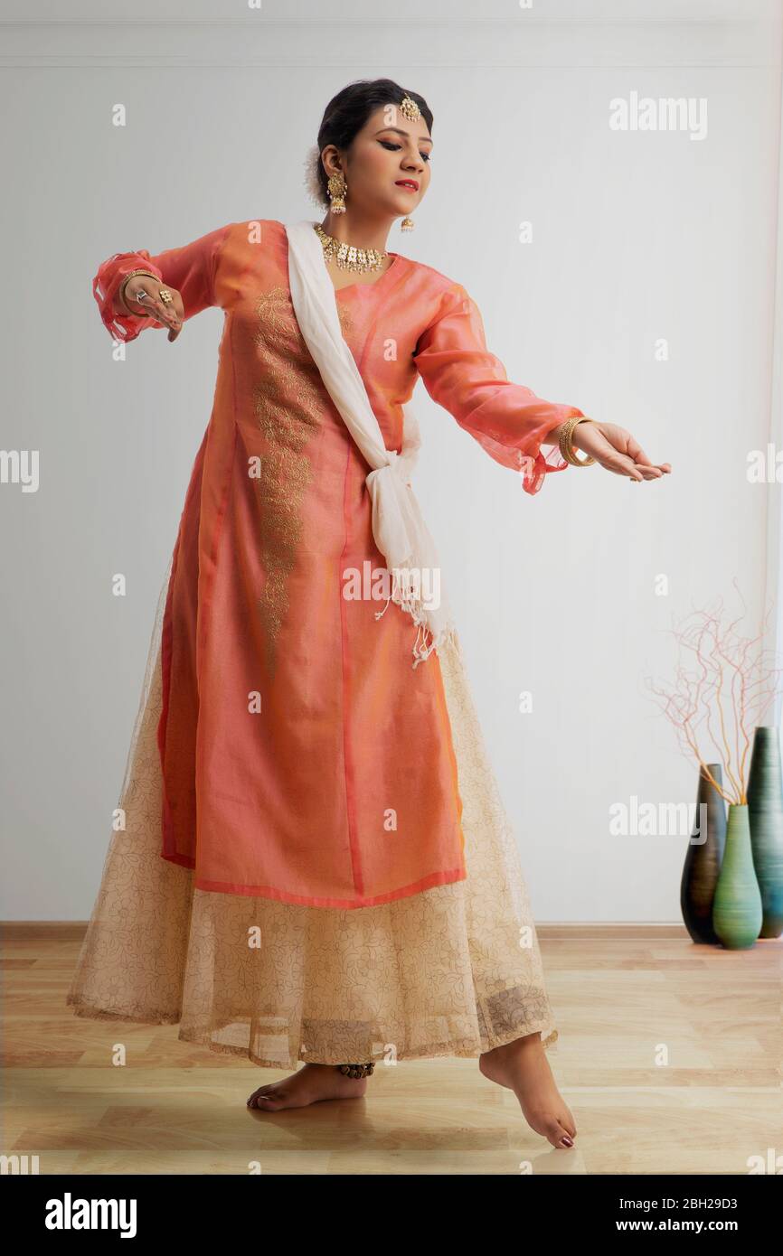 Danseuse de kathak gracieuse à la maison. Banque D'Images