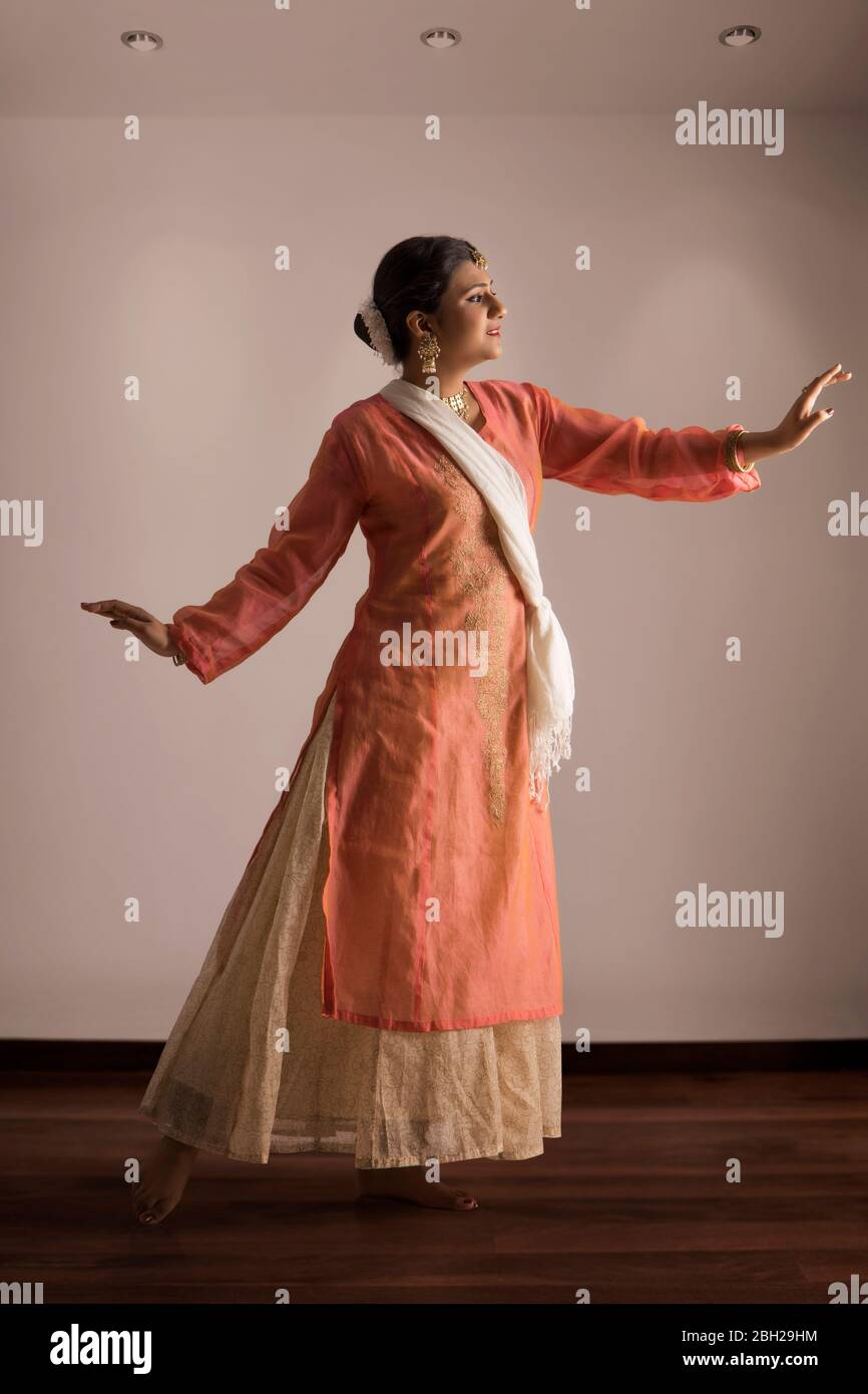 Belle danseuse de kathak se exécutant à la maison. Banque D'Images