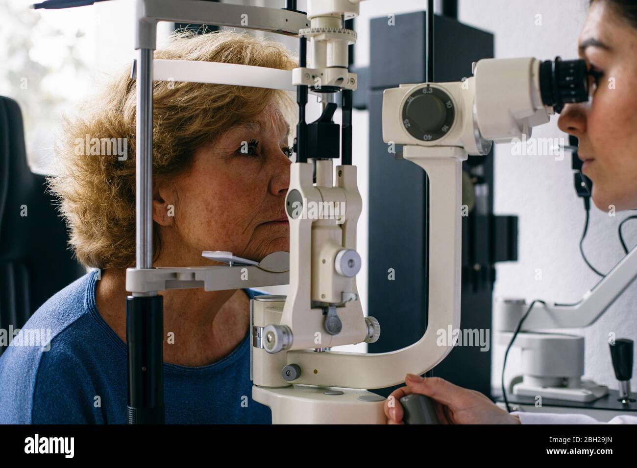 Ophtalmologiste examinant la vue d'un patient âgé Banque D'Images