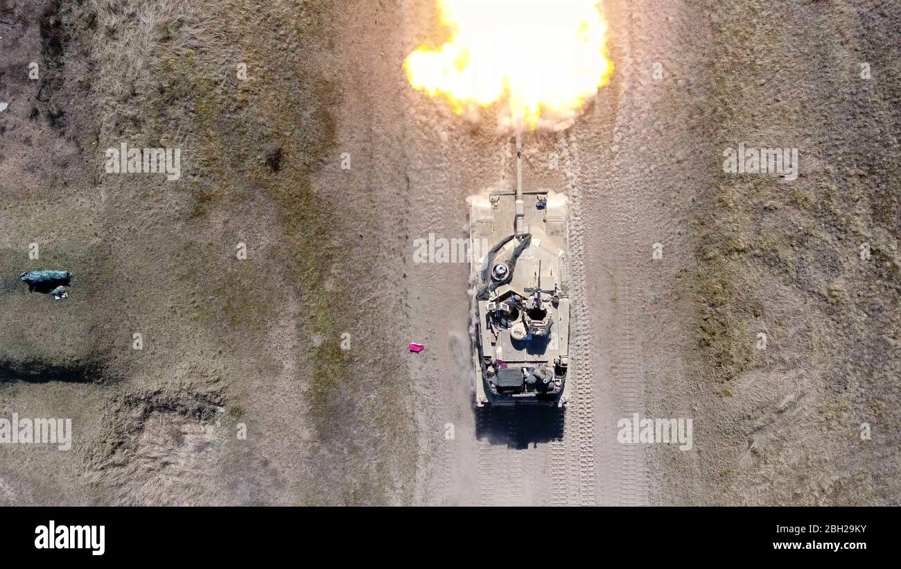 Les soldats de l'armée américaine ayant la 2ème équipe de combat de brigade blindée ont tiré une coquille d'un canon à réservoir de 1 m Abrams pendant une formation de compétence à Konotop Range le 18 avril 2020 dans la zone d'entraînement de Drawsko-Pomorskie, Pologne. Banque D'Images