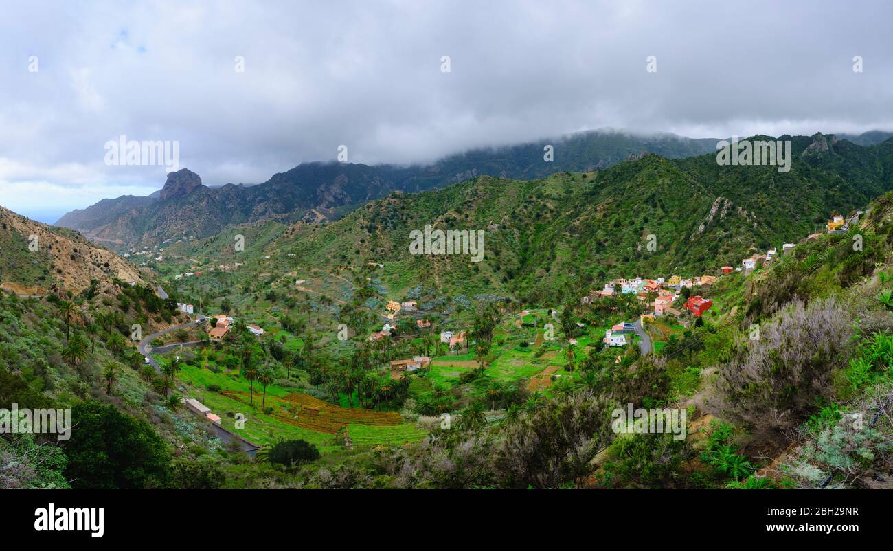 Espagne, province de Santa Cruz de Tenerife, Vallehermoso, Panorama de ville situé dans la vallée verte de l'île de la Gomera Banque D'Images