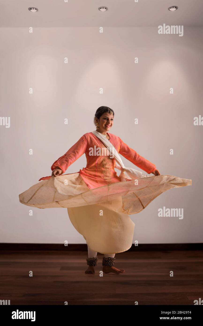 Magnifique danseuse de kathak qui se croise et souriait. Banque D'Images