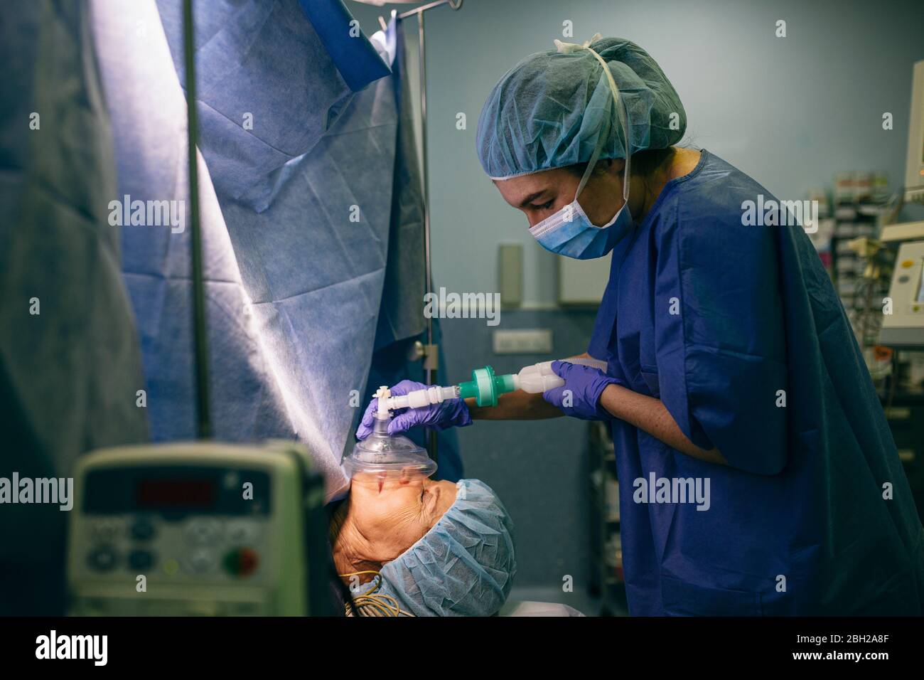Anesthésiste appliquant la machine d'anesthésie au patient dans la salle d'opération Banque D'Images