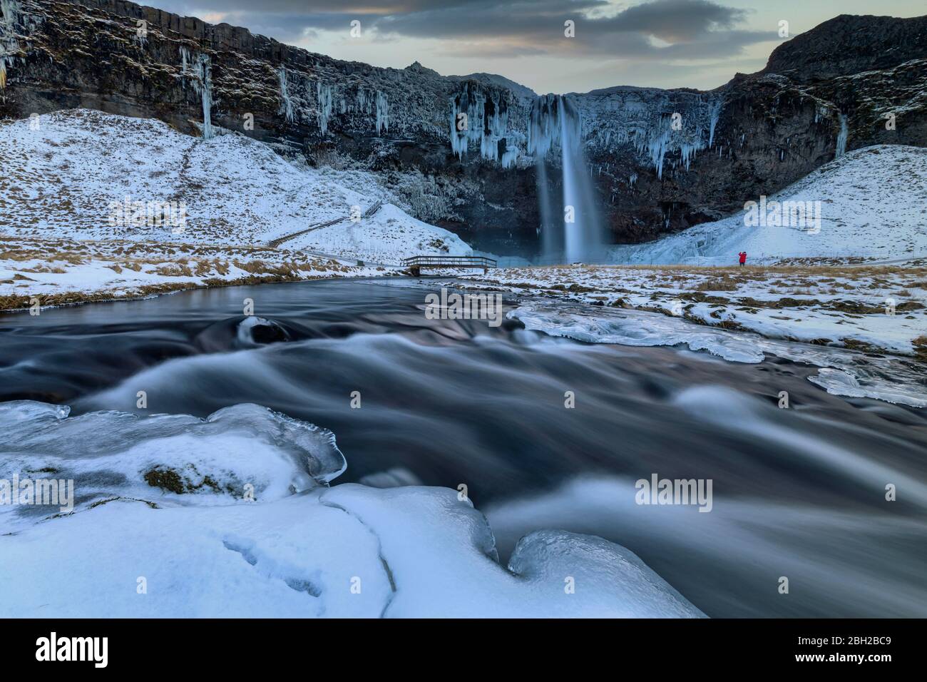 Islande, exposition prolongée de Seljalandsfoss en hiver Banque D'Images