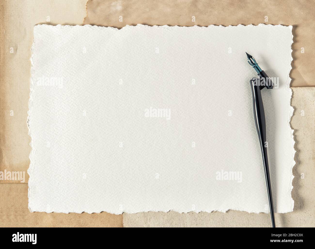 Papier lettre et outils d'écriture. Fond en papier vintage avec stylo à encre Banque D'Images