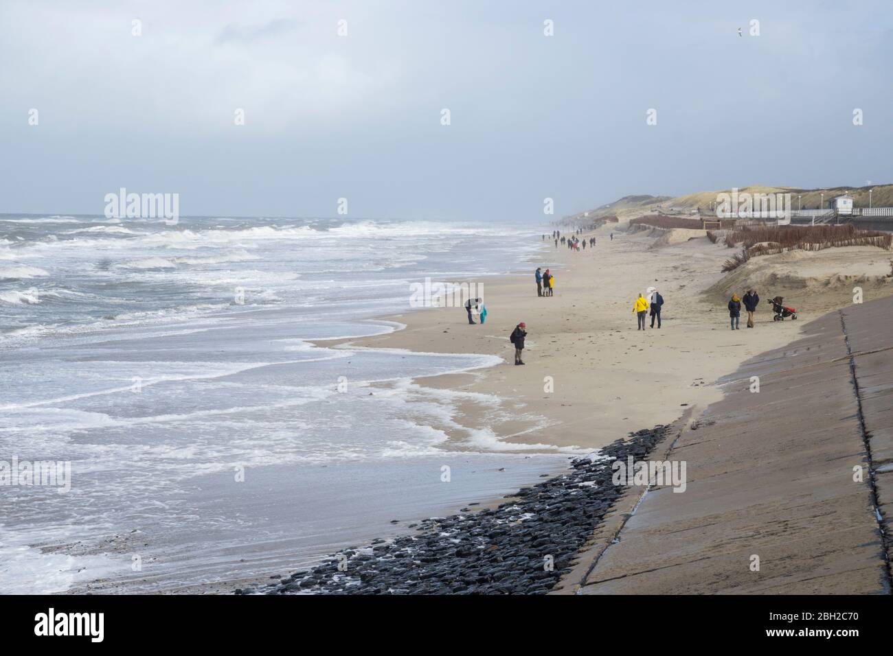 Tempête Mer du Nord et gens à la plage en hiver, Sylt, Île frisonne du Nord, Frise du Nord, Schleswig-Holstein, Allemagne, Europe Banque D'Images