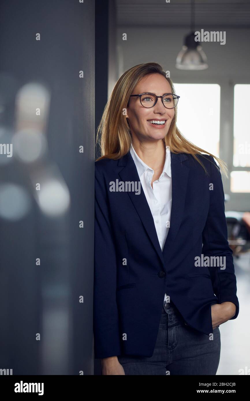 Portrait of happy businesswoman in office Banque D'Images