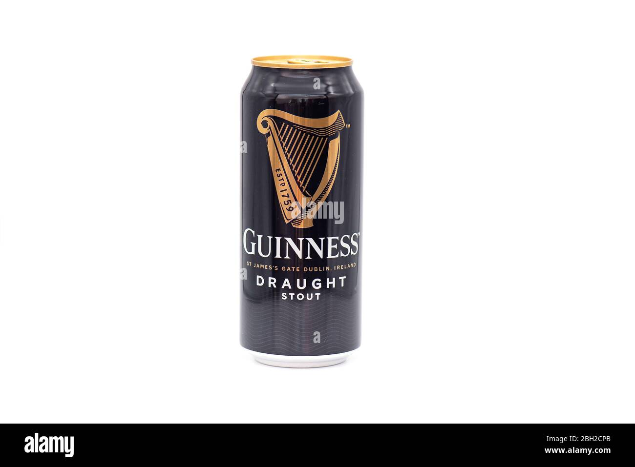 BERLIN - avril 23: CAN de Guinness bière irlandaise de tirage isolé sur fond blanc à Berlin le 23 avril. 2020 en Allemagne Banque D'Images