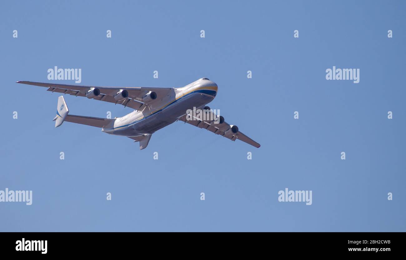 Ukraine, Kiev - 23 avril 2020: L'avion de fret ukrainien AN-225 Mriya Antonov est isolé sur un fond clair. Vole dans le ciel. Le plus grand avion Banque D'Images