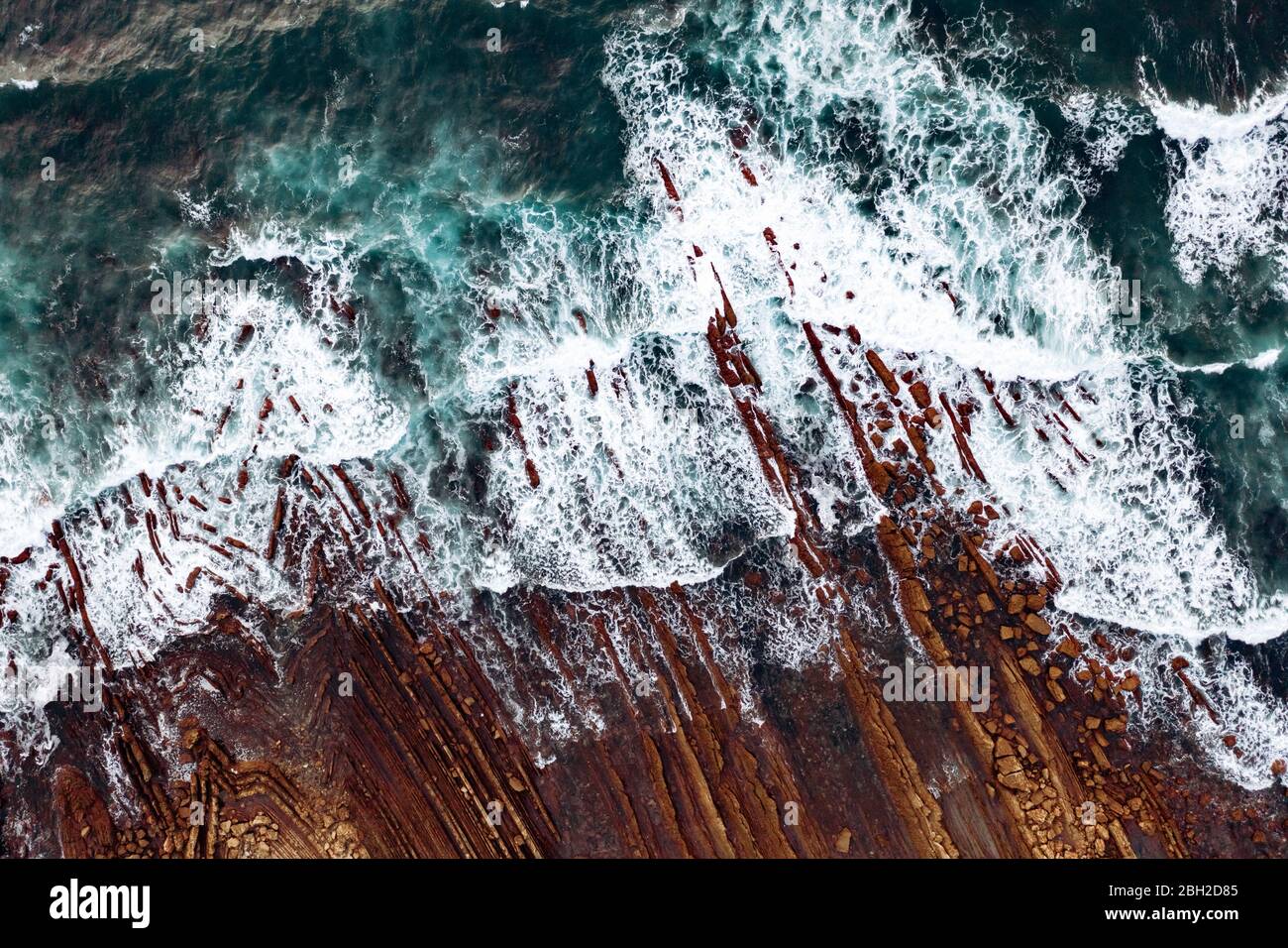 Espagne, Vizcaya, Bilbao, vue aérienne des vagues de l'océan se brossant contre la côte rocheuse Banque D'Images