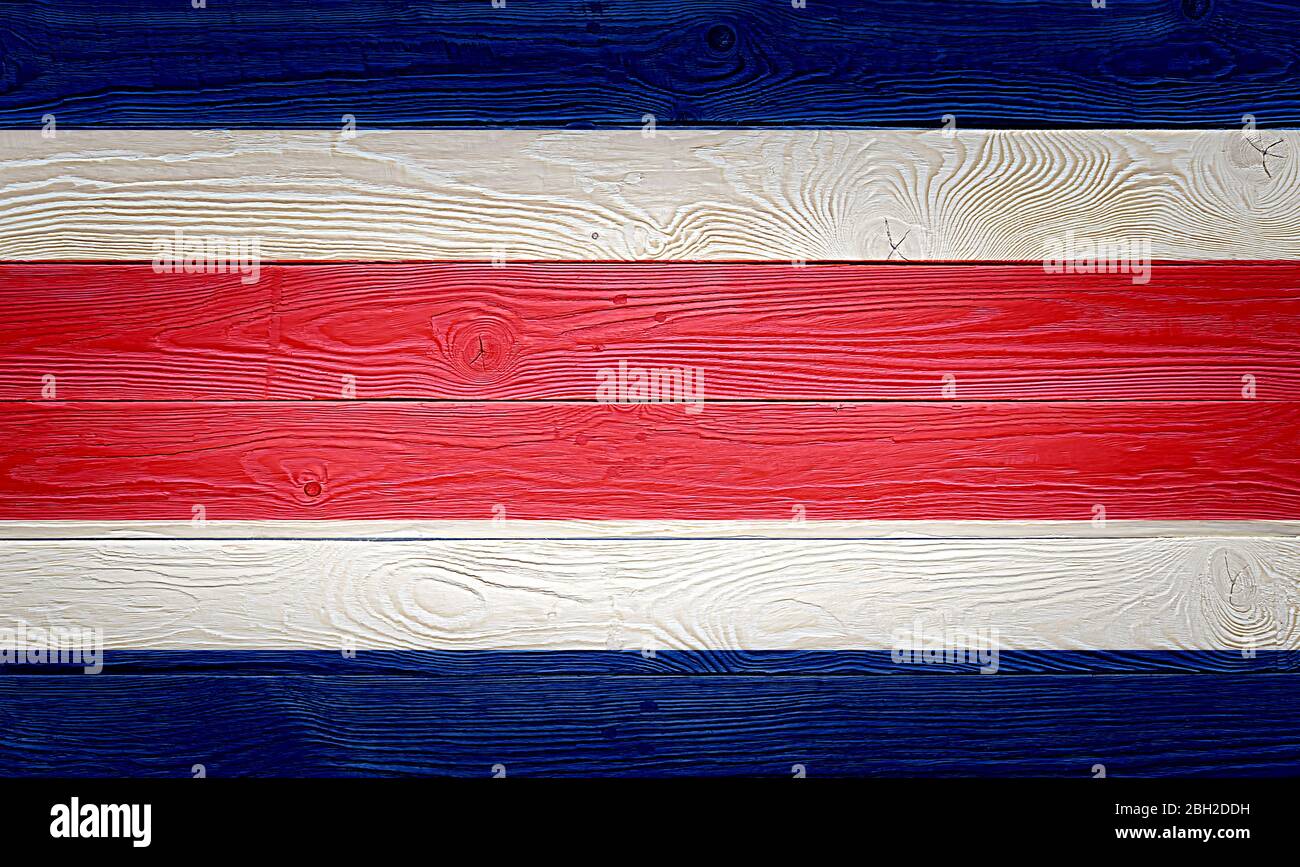 Drapeau du Costa Rica peint sur fond de planche de bois ancien. Texture de planche en bois à noeuds naturels brossés. Texture en bois fond drapeau du Costa Rica. Banque D'Images