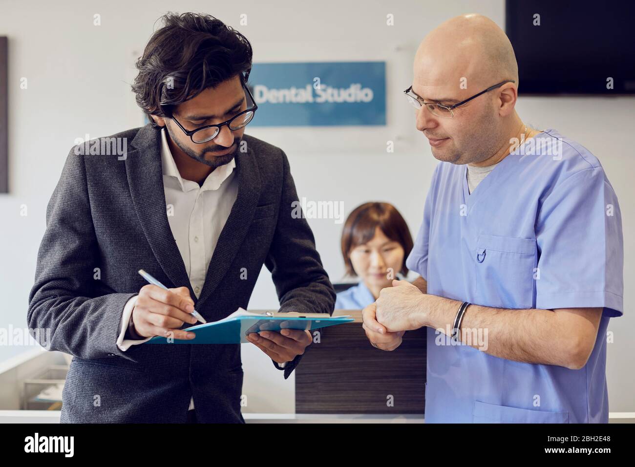 Patient et dentiste à la réception d'un cabinet dentaire Banque D'Images